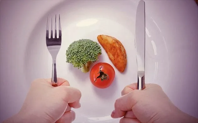 Εύκολοι τρόποι για να τρώτε λιγότερο… με τρόπο!