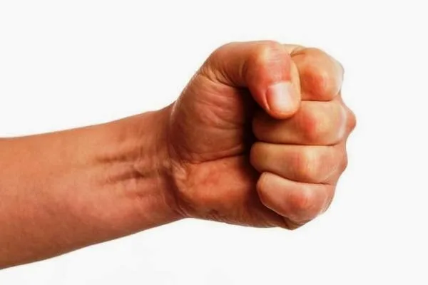 Δείτε τι γίνεται σφίγγοντας τις γροθιές μας!