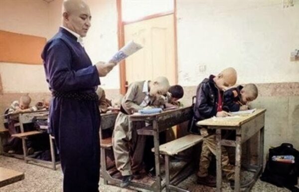 Δάσκαλος ξύρισε το κεφάλι του για να συμπαρασταθεί στο μαθητή του