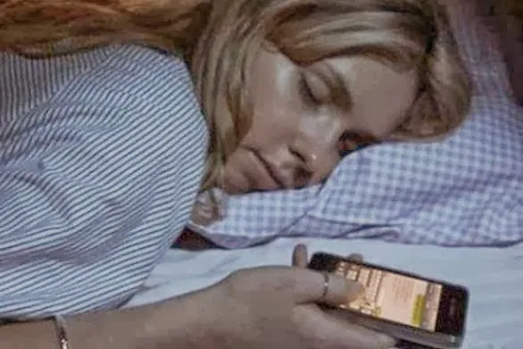 Γιατί πρέπει να κλείνουμε το κινητό το βράδυ;