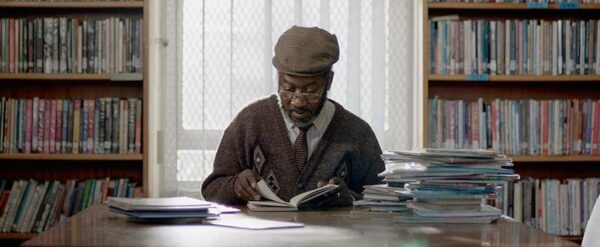 Ένα συγκινητικό βίντεο: Αναλφάβητος ηλικιωμένος μαθαίνει γράμματα μόνο για να διαβάσει το βιβλίο του γιου του!