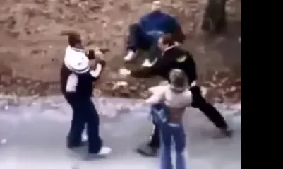 Μοιραίο λάθος! Πείραξαν την κοπέλα του και εκείνος τους άφησε…