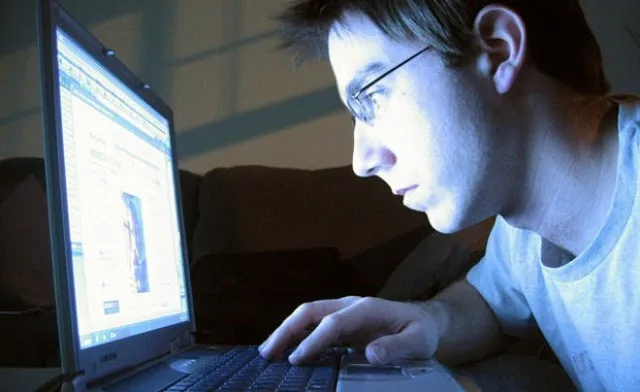 Ξενυχτάτε σε Facebook και Twitter; Δείτε τι θα πάθετε!