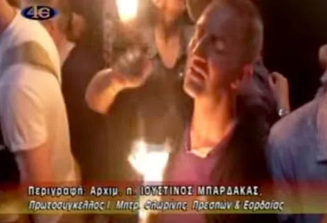 Έλληνας στα Ιεροσόλυμα πιάνει το Άγιο Φως και δεν καίγεται! Δείτε το καταπληκτικό βίντεο