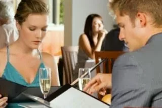 Αυτά είναι τα τρικ των εστιατορίων για να ξοδεύουμε περισσότερα!