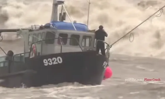 Βίντεο που συγκλονίζει: Στο έλεος… των κυμάτων! Δείτε πως “καταπίνουν” τα πλοία [video]