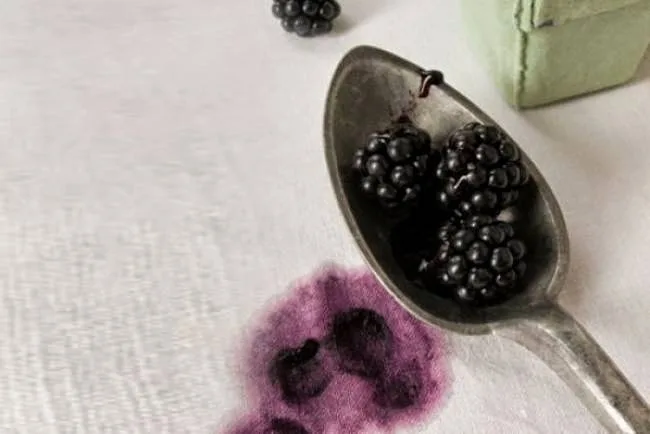 Πώς θα ξεφορτωθείτε 3 βασικούς λεκέδες εύκολα και προπάντων οικονομικά!