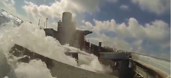 Ο απόλυτος τρόμος σε πλοίο που βυθίζεται – Πως η θάλασσα το καταπίνει αργά και βασανιστικά [video]