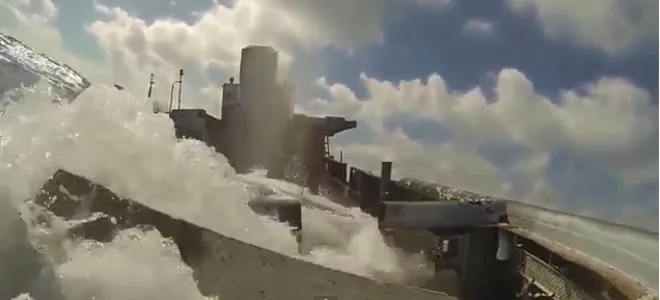 Ο απόλυτος τρόμος σε πλοίο που βυθίζεται – Πως η θάλασσα το καταπίνει αργά και βασανιστικά [video]