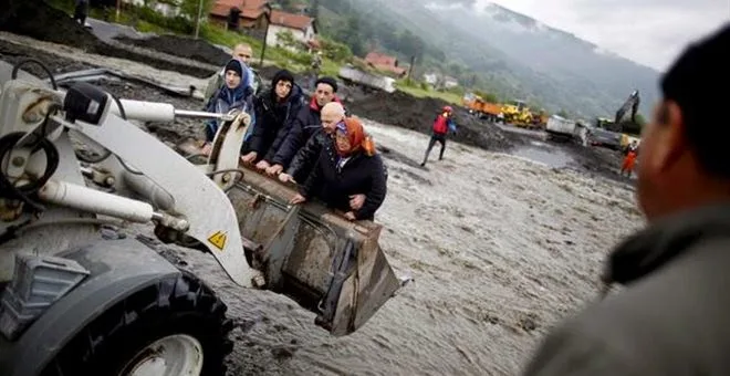 Σκύλος ΗΡΩΑΣ σώζει γατάκι στην φοβερή πλημμύρα στη Βοσνία