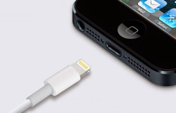 ΠΡΟΣΟΧΗ: Οι φθηνοί φορτιστές μπορούν να πιάσουν φωτιά από μόνοι τους… Δείτε γιατί