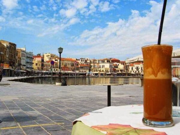 Πίνοντας φραπέ, δείτε τι άλλο πίνουμε και θα πάθετε πλάκα!