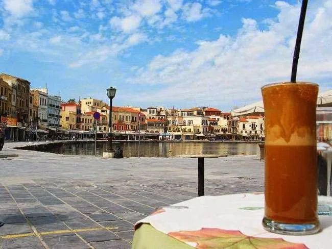 Πίνοντας φραπέ, δείτε τι άλλο πίνουμε και θα πάθετε πλάκα!