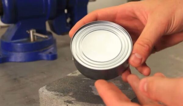 Απίστευτο κόλπο! Πως να ανοίξετε μια κονσέρβα χωρίς ανοιχτήρι [video]