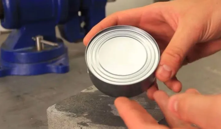 Απίστευτο κόλπο! Πως να ανοίξετε μια κονσέρβα χωρίς ανοιχτήρι [video]