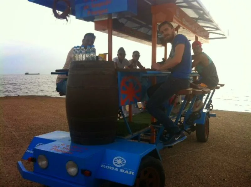 Νέα attraction ! Το κινούμενο bar – όχημα που έχει κάνει πάταγο! [Video]