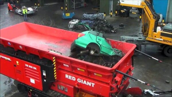 Δείτε πως ένα αυτοκίνητο γίνεται θρύψαλα σε δευτερόλεπτα [video]