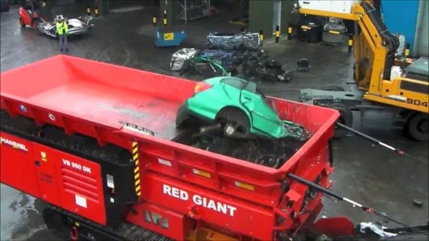 Δείτε πως ένα αυτοκίνητο γίνεται θρύψαλα σε δευτερόλεπτα [video]