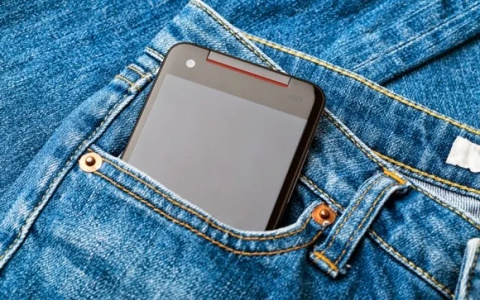 Τι θα πάθετε αν βάζετε το κινητό στην τσέπη του παντελονιού – Σίγουρα δεν θα το ξανακάνετε