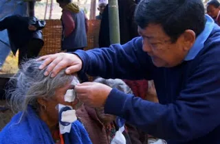 Θαύμα: Αυτός ο γιατρός έχει θεραπεύσει πάνω από 120.000 τυφλούς!