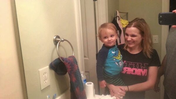 Μωρό ανακαλύπτει πως μπορεί να κουνήσει τα φρύδια του και ξεκαρδίζεται – μαζί του και όλο το Internet [video]