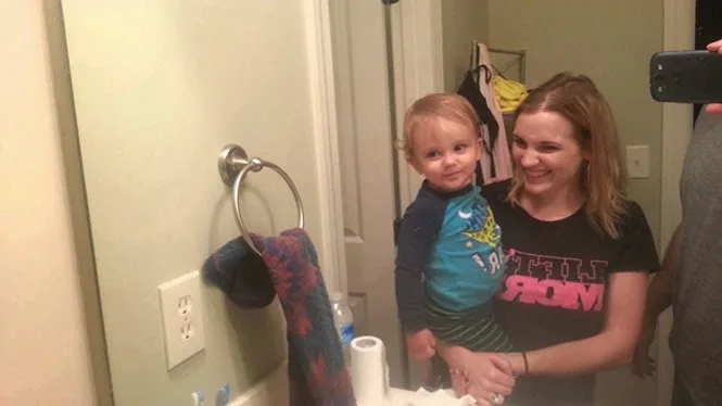 Μωρό ανακαλύπτει πως μπορεί να κουνήσει τα φρύδια του και ξεκαρδίζεται – μαζί του και όλο το Internet [video]