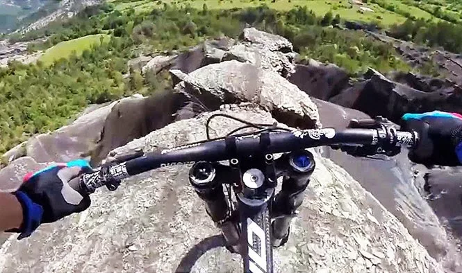 Mountain biker σε τρελλή κούρσα  που κόβει την ανάσα [video]
