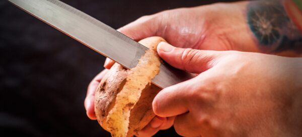 Δείτε τον πιο γρήγορο και απολαυστικό τρόπο να καθαρίσετε πατάτες – Ένα σακί σε 1 λεπτό [video]