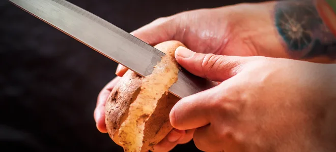 Δείτε τον πιο γρήγορο και απολαυστικό τρόπο να καθαρίσετε πατάτες – Ένα σακί σε 1 λεπτό [video]