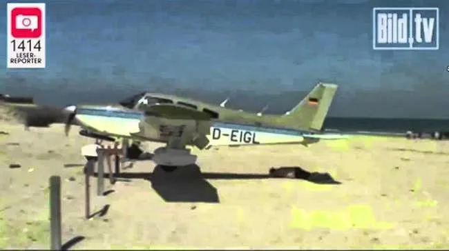 Αεροπλάνο προσγειώνεται σχεδόν πάνω σε άνθρωπο που κάνει ηλιοθεραπεία [video]