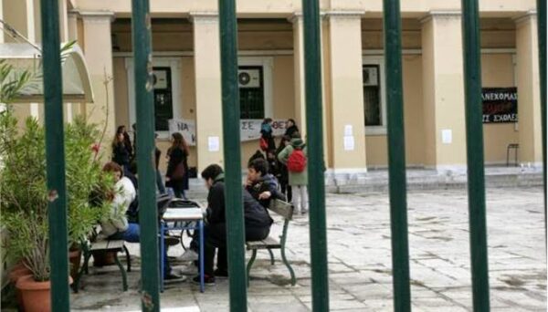 Αιφνιδιαστικό λουκέτο στο Πολυτεχνείο από τους διοικητικούς – Κινδυνεύει να χαθεί το εξάμηνο