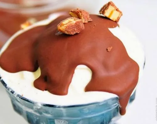 Κάνε ακόμα πιο νόστιμο το παγωτό σου φτιάχνοντας σπιτική σοκολάτα που παγώνει!