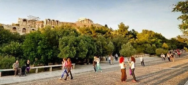 Τρία ευρώ το εμφιαλωμένο νερό κάτω από την Ακρόπολη – Πώς δικαιολογεί περιπτεράς την υψηλή τιμή