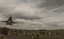 Πώς είναι να περνάει το F-16 ξυστά πάνω από το κεφάλι σου [video]