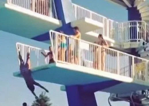 Προσοχή, πονάει. Πώς να ΜΗΝ βουτήξετε σε πισίνα [video]