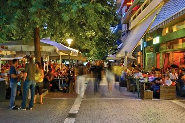 Αυτή είναι η ελληνική πόλη με τις 1674 καφετέριες και σουβλατζίδικα!