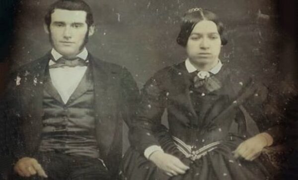 Το ήξερες; Γιατί δε χαμογελούσαν στις παλιές φωτογραφίες;