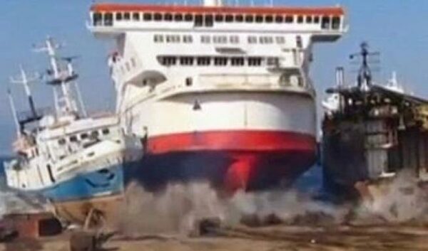 Πλοίο με τα… «φρένα» σπασμένα βγαίνει στη στεριά! [video]