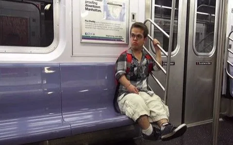 Άνδρας με νανισμό φοράει μια κρυφή κάμερα και αποκαλύπτει… [video]