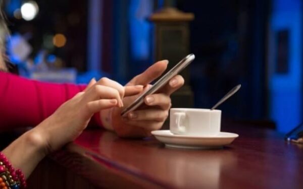 Να γιατί δεν πρέπει ΠΟΤΕ να αφήνετε το κινητό σας πάνω στο τραπέζι!