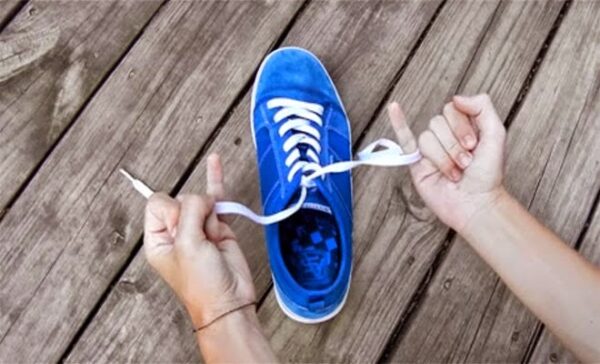 ΦΟΒΕΡΟ ΚΟΛΠΟ: Πώς να δέσετε τα κορδόνια σας σε 2 δευτερόλεπτα!