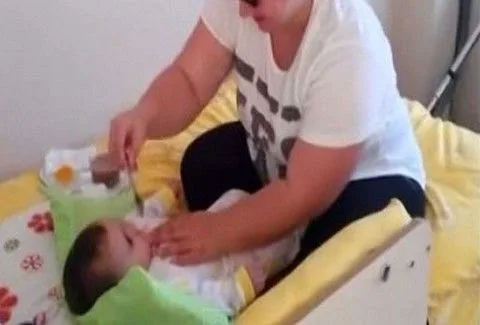 Αυτή η μητέρα παίρνει βραβείο ευρεσιτεχνίας…ΔΕΙΤΕ τι σκέφτηκε για να ταΐζει το μωρό της! [video]