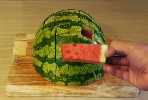 Δείτε τον πιο ΑΠΙΘΑΝΟ τρόπο για να κόψετε το καρπούζι [video]