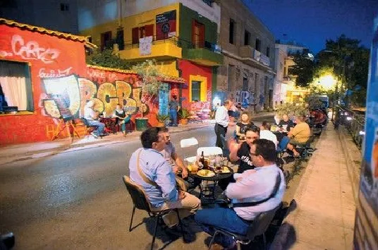 Άστεγοι στην Αθήνα έφτιαξαν το δικό τους ουζερί: Διαβάστε για ένα από τα πιο ξεχωριστά στέκια της Αθήνας..