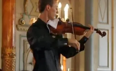 Η πιο εντυπωσιακή αντίδραση βιολιστή σε ένα κινητό που χτυπάει! [video]