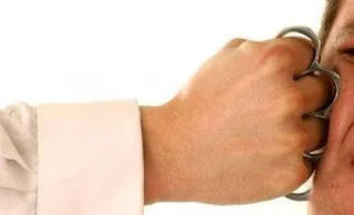 Η παρενόχληση των μαθητών και το χτύπημα με τη σιδηρογροθιά