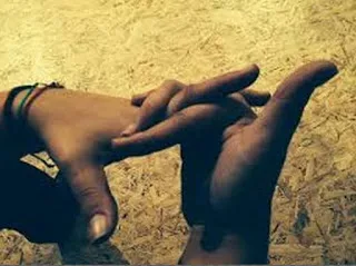 Γιατί οι κλειδώσεις μας κάνουν ήχο όταν τραβάμε τα δάχτυλα μας;