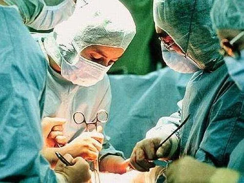 Συγκλονιστικό Θαύμα: Ο Άγιος Λουκάς ο Ιατρος και ο Άγιος Παντελεήμων μέσα στο χειρουργείο!