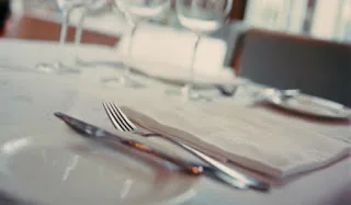 Η αγγελία του εστιάτορα βρήκε την απάντησή της – Θα κλάψετε από τα γέλια… [photo]