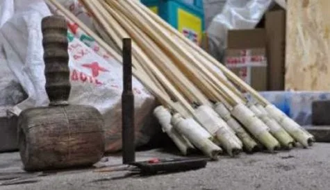 Πώς φτιάχνουν τις πασχαλιάτικες ρουκέτες στο Βροντάδο της Χίου